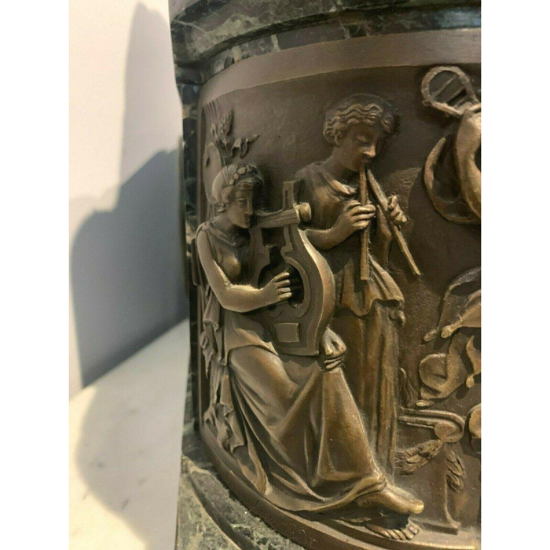 Een imposante bronzen en marmeren klok, van J. Feuchère, uitgegeven door Gauthier, 19e eeuw.