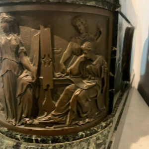 Een imposante bronzen en marmeren klok, van J. Feuchère, uitgegeven door Gauthier, 19e eeuw.
