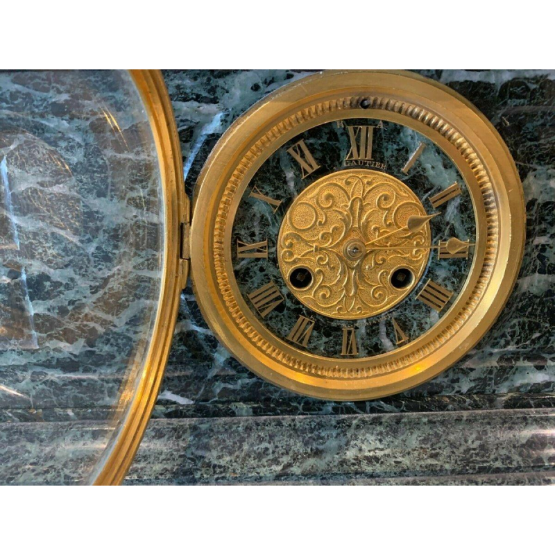 Een imposante bronzen en marmeren klok, van J. Feuchère, uitgegeven door Gauthier, 19e eeuw.