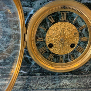 Imposante pendule en bronze et marbre, J. Feuchère, éditeur Gauthier, XIXᵉ siècle