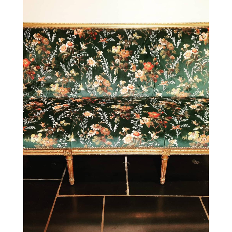 Klassieke vergulde houten sofa, volledig gerestaureerd, bekleed met groen fluweel met bloemenprint van Clarke & Clarke.