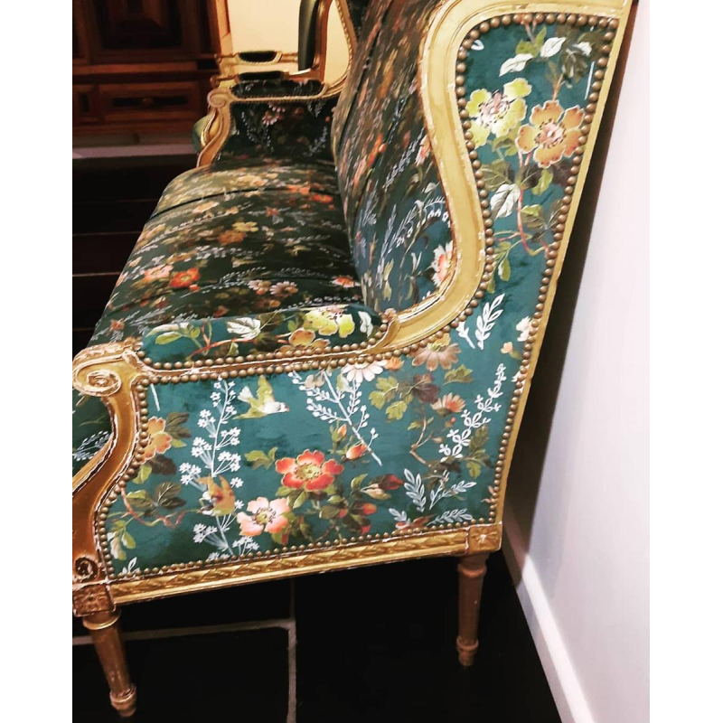 Klassieke vergulde houten sofa, volledig gerestaureerd, bekleed met groen fluweel met bloemenprint van Clarke & Clarke.
