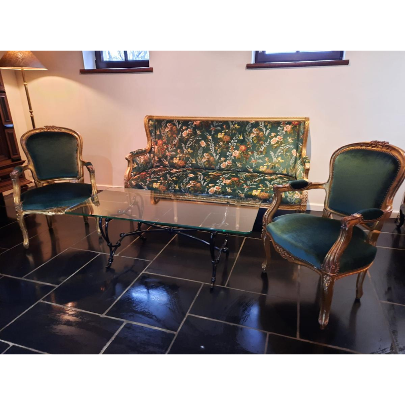 Klassieke vergulde houten sofa, volledig gerestaureerd, bekleed met groen fluweel met bloemenprint van Clarke & Clarke.