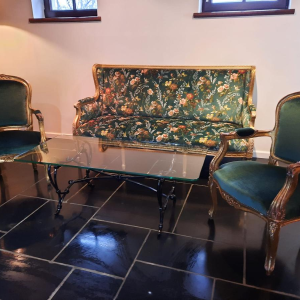 Klassieke vergulde houten sofa, volledig gerestaureerd, bekleed met groen fluweel met bloemenprint van Clarke & Clarke.