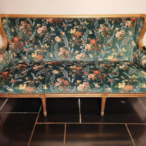 Klassieke vergulde houten sofa, volledig gerestaureerd, bekleed met groen fluweel met bloemenprint van Clarke & Clarke.