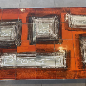 Table basse en céramique orange, pieds cylindriques en acier chromé, années 1960