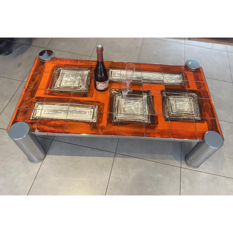 Salontafel van oranje keramiek, cilindrische poten van verchroomd staal, jaren 60.