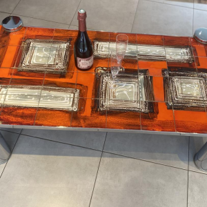 Table basse en céramique orange, pieds cylindriques en acier chromé, années 1960