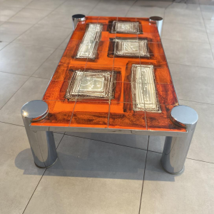 Salontafel van oranje keramiek, cilindrische poten van verchroomd staal, jaren 60.