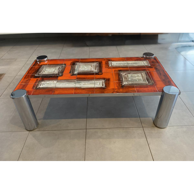 Salontafel van oranje keramiek, cilindrische poten van verchroomd staal, jaren 60.
