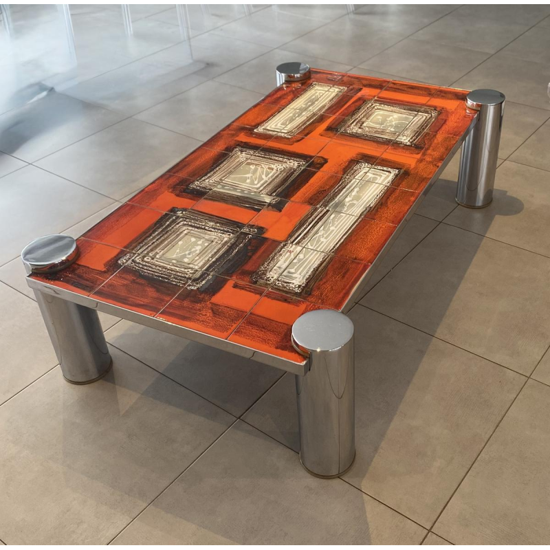 Salontafel van oranje keramiek, cilindrische poten van verchroomd staal, jaren 60.