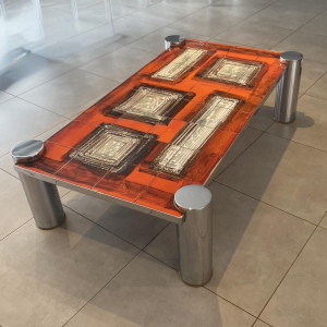 Table basse en céramique orange, pieds cylindriques en acier chromé, années 1960