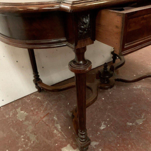 Bureau in Napoleon III-stijl, gemaakt van palissanderhout en fineer, 19e eeuw.