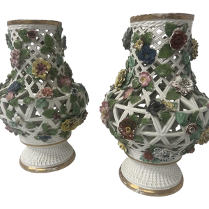 Saksisch porselein, een paar opengewerkte polychrome balustervazen, 19e eeuw