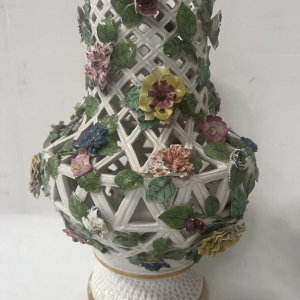 Saksisch porselein, een paar opengewerkte polychrome balustervazen, 19e eeuw