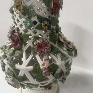 Porcelaine de Saxe, paire de vases balustres polychromes ajourés, XIXe siècle