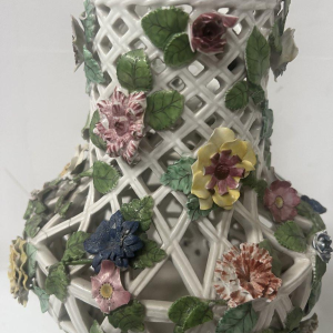 Saksisch porselein, een paar opengewerkte polychrome balustervazen, 19e eeuw