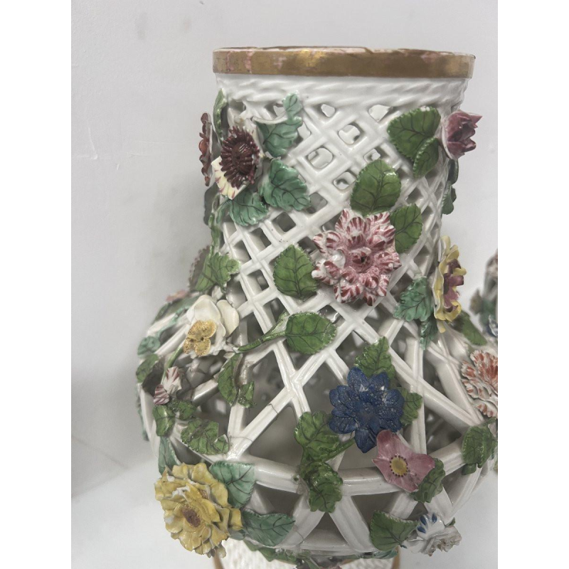 Porcelaine de Saxe, paire de vases balustres polychromes ajourés, XIXe siècle