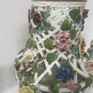 Saksisch porselein, een paar opengewerkte polychrome balustervazen, 19e eeuw