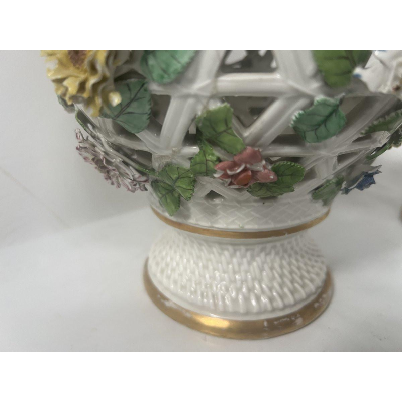 Saksisch porselein, een paar opengewerkte polychrome balustervazen, 19e eeuw