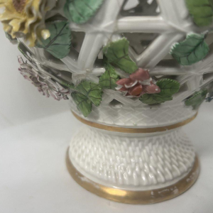 Saksisch porselein, een paar opengewerkte polychrome balustervazen, 19e eeuw