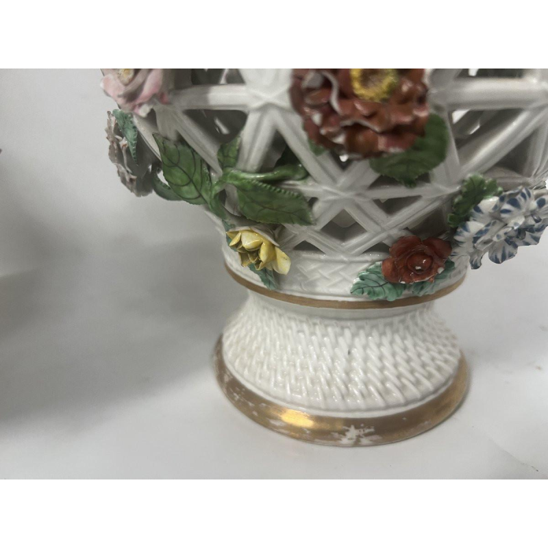 Saksisch porselein, een paar opengewerkte polychrome balustervazen, 19e eeuw