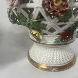 Porcelaine de Saxe, paire de vases balustres polychromes ajourés, XIXe siècle