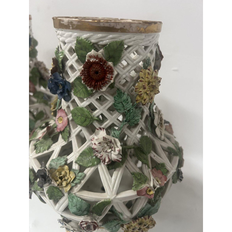 Saksisch porselein, een paar opengewerkte polychrome balustervazen, 19e eeuw