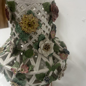 Saksisch porselein, een paar opengewerkte polychrome balustervazen, 19e eeuw