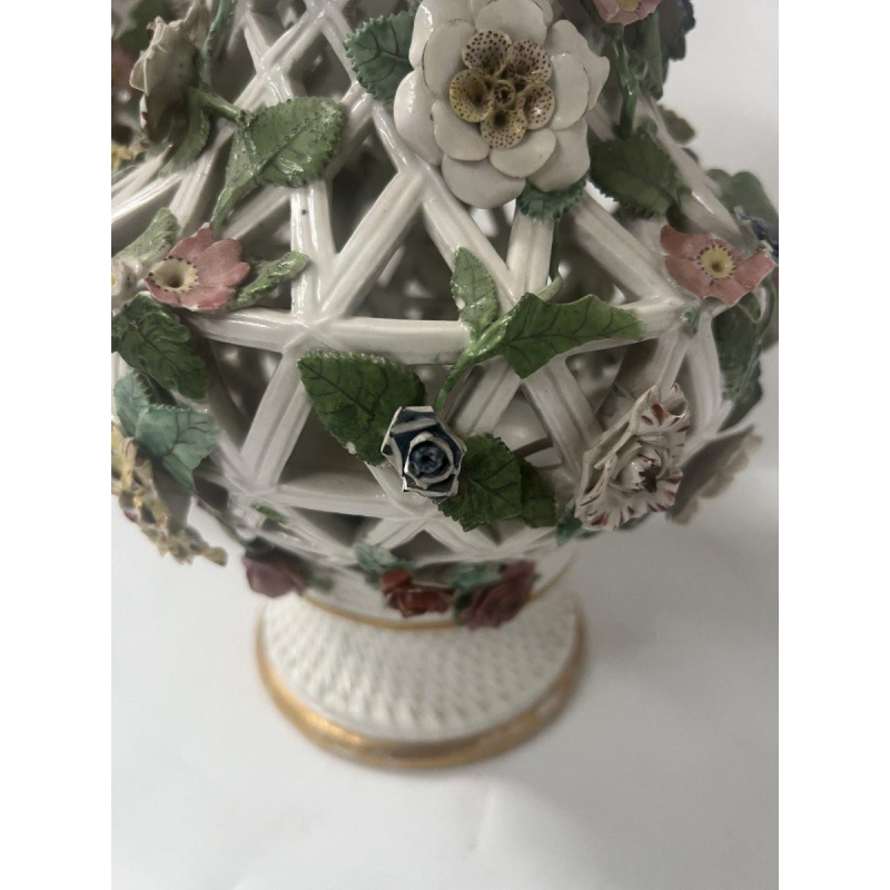 Saksisch porselein, een paar opengewerkte polychrome balustervazen, 19e eeuw