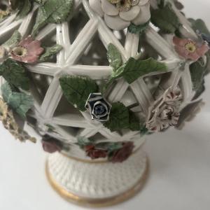 Porcelaine de Saxe, paire de vases balustres polychromes ajourés, XIXe siècle