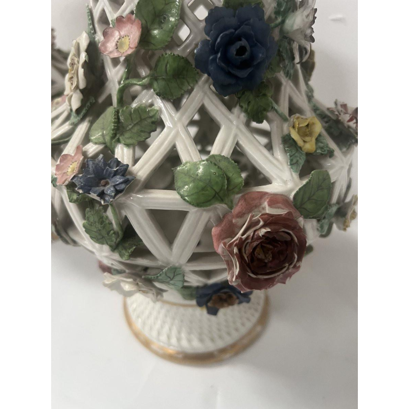 Saksisch porselein, een paar opengewerkte polychrome balustervazen, 19e eeuw