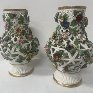 Porcelaine de Saxe, paire de vases balustres polychromes ajourés, XIXe siècle