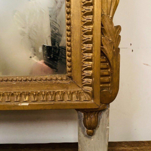 Miroir de style Louis XVI en bois et stuc doré, XIXᵉ siècle