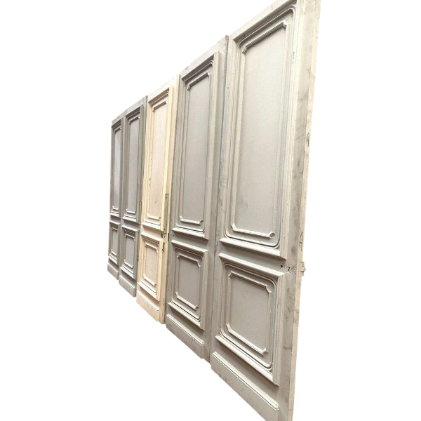 Suite de cinq portes Haussmanniennes moulurées à double faces, XIXᵉ siècle
