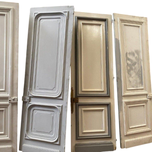 Suite de cinq portes Haussmanniennes moulurées à double faces, XIXᵉ siècle