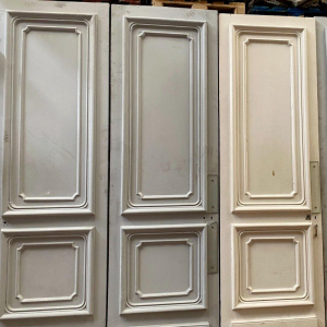 Suite de cinq portes Haussmanniennes moulurées à double faces, XIXᵉ siècle