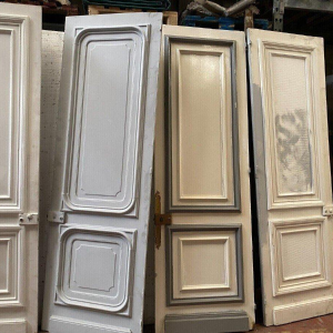 Suite de cinq portes Haussmanniennes moulurées à double faces, XIXᵉ siècle