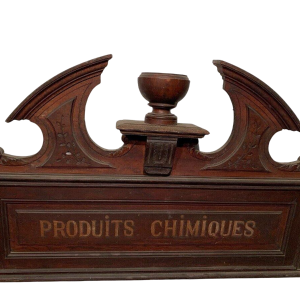 Fronton/bovenkant van een kast in Napoleon III-stijl met het opschrift "Chemische producten", natuurlijk hout, 19e eeuw.