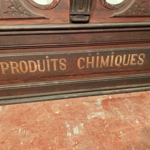 Fronton / haut de meuble Napoléon III annoté "Produits Chimiques" bois naturel, XIXᵉ siècle