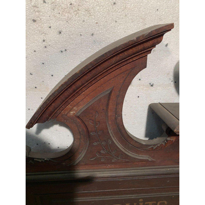 Fronton / haut de meuble Napoléon III annoté "Produits Chimiques" bois naturel, XIXᵉ siècle