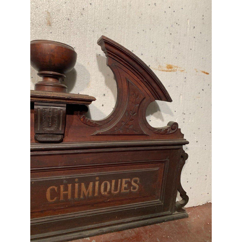 Fronton / haut de meuble Napoléon III annoté "Produits Chimiques" bois naturel, XIXᵉ siècle
