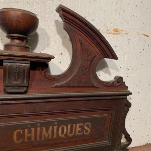Fronton / haut de meuble Napoléon III annoté "Produits Chimiques" bois naturel, XIXᵉ siècle
