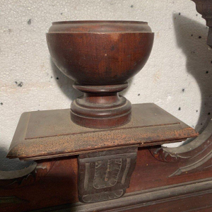 Fronton / haut de meuble Napoléon III annoté "Produits Chimiques" bois naturel, XIXᵉ siècle