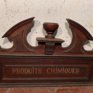 Fronton / haut de meuble Napoléon III annoté "Produits Chimiques" bois naturel, XIXᵉ siècle