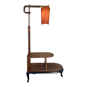 Staande lamp/leeslamp van hout en fineer met oranje lampenkap, circa 1950.