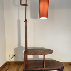Staande lamp/leeslamp van hout en fineer met oranje lampenkap, circa 1950.