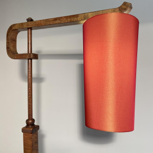 Staande lamp/leeslamp van hout en fineer met oranje lampenkap, circa 1950.