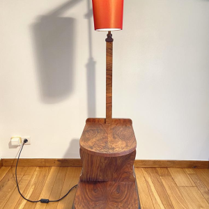 Staande lamp/leeslamp van hout en fineer met oranje lampenkap, circa 1950.