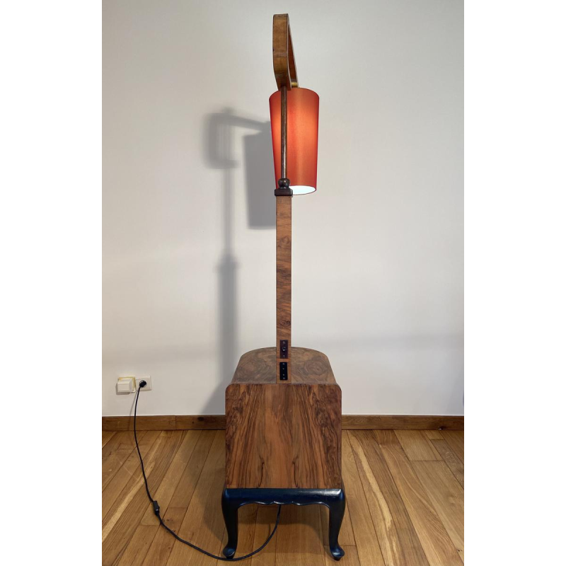 Staande lamp/leeslamp van hout en fineer met oranje lampenkap, circa 1950.